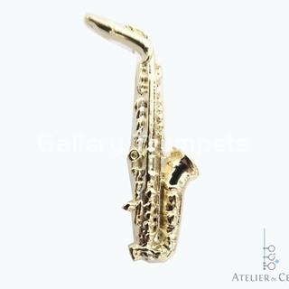 Pin Saxo Tenor Oro 18 Kt. - Imagen 1